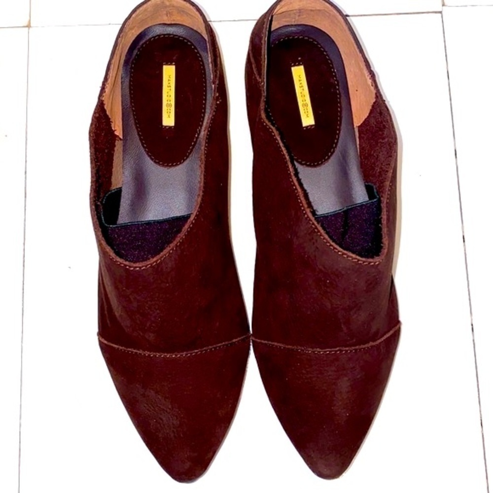 Max Studio Lively 2 dark brown 💯 suede flats. Traction bottom.Size 6.5 NWT/Box